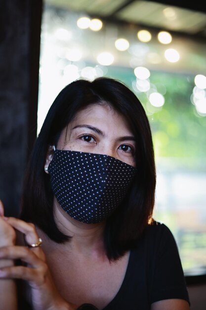 Foto retrato de una hermosa mujer joven cubriendo la cara