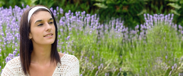 Retrato de hermosa mujer joven feliz al aire libre