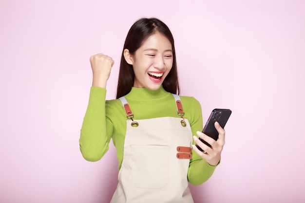 Retrato de una hermosa mujer joven en un fondo rosa claro La mujer asiática estaba actuando muy alegre hermosa chica sonriendo felizmente