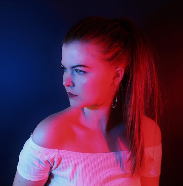 Retrato de una hermosa mujer joven con iluminación roja
