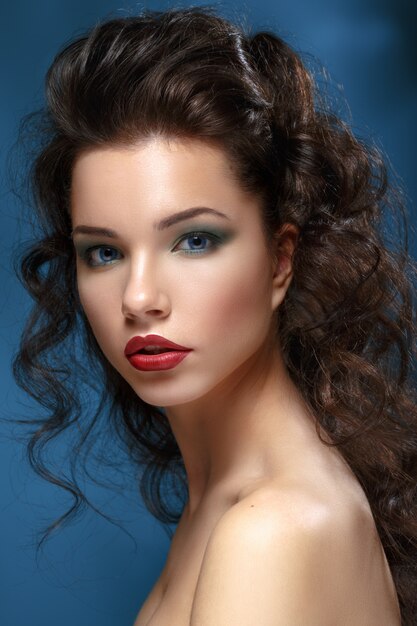 Retrato de hermosa mujer joven con labios rojos y maquillaje brillante