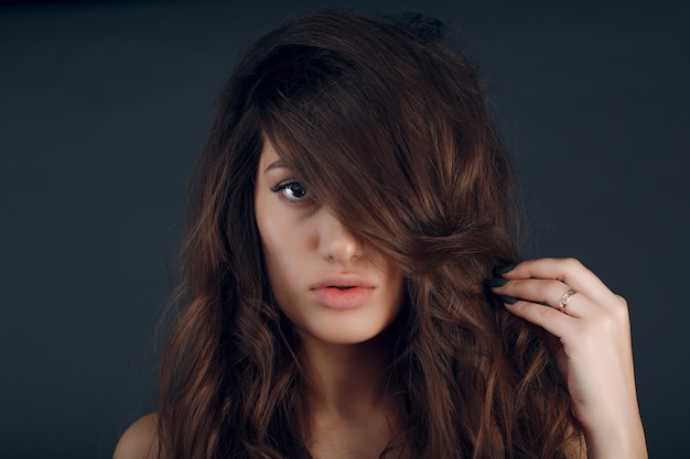 Retrato de hermosa mujer joven morena con cabello sano.