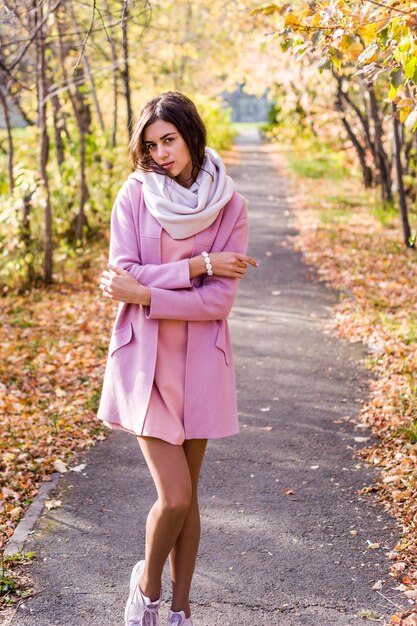 Foto retrato de una hermosa mujer joven durante el otoño