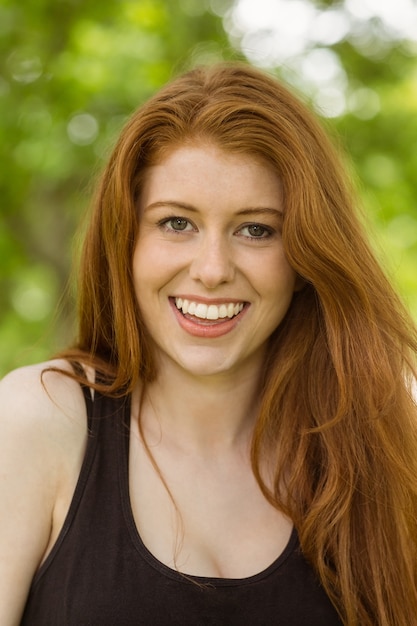 Retrato de hermosa mujer joven en el parque