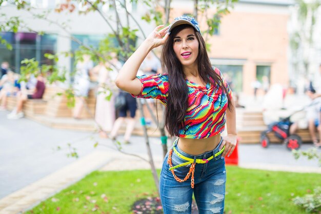 Foto retrato de una hermosa mujer joven de pie al aire libre