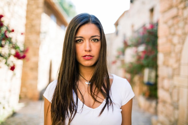 Foto retrato de una hermosa mujer joven de pie al aire libre