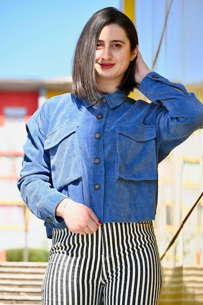 Foto retrato de una hermosa mujer joven de pie al aire libre