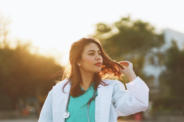 Foto retrato de una hermosa mujer joven de pie al aire libre
