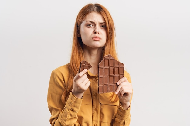 Retrato de una hermosa mujer joven de pie contra un fondo blanco