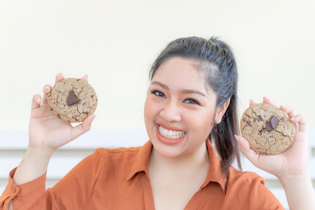 Retrato hermosa mujer joven regordeta alegría de comer comida chatarra Dulce galleta razón por la que eres gordo estilo de vida Mujer dieta pérdida de peso sobrepeso