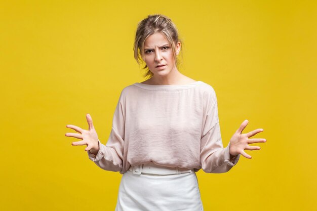 Retrato de una hermosa mujer joven sobre un fondo amarillo