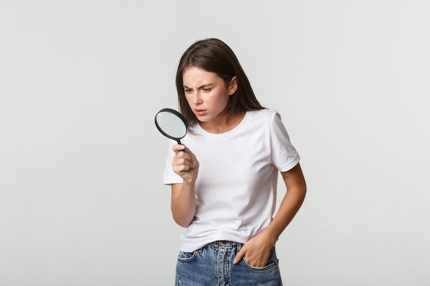 Retrato de una hermosa mujer joven sobre un fondo blanco