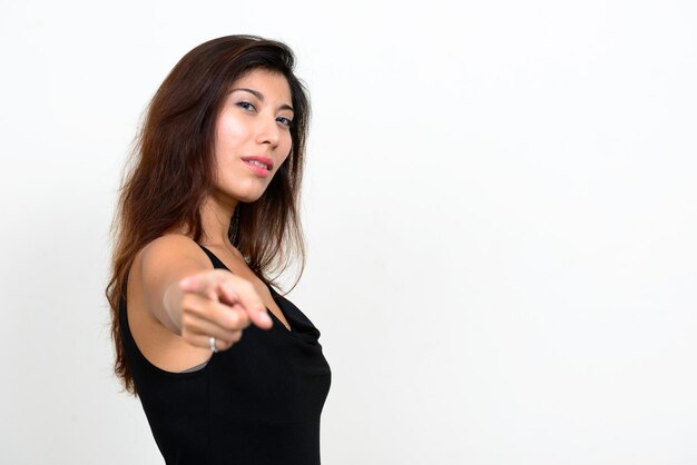 Foto retrato de una hermosa mujer joven sobre un fondo blanco