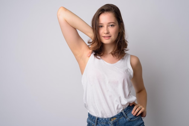 Foto retrato de una hermosa mujer joven sobre un fondo blanco