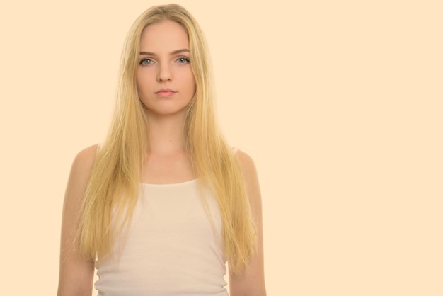 Foto retrato de una hermosa mujer joven sobre un fondo blanco