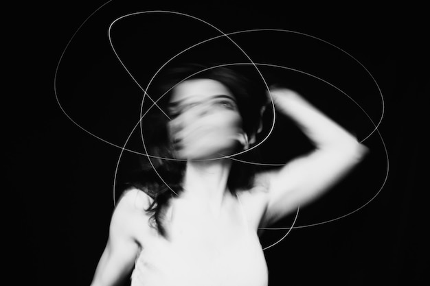 Retrato de una hermosa mujer joven sobre un fondo negro