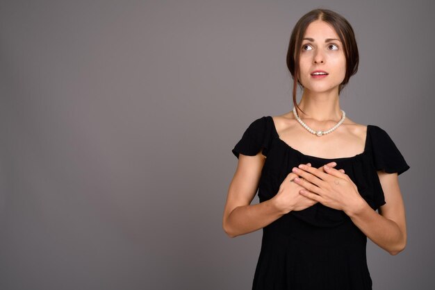 Foto retrato de una hermosa mujer joven sobre un fondo negro