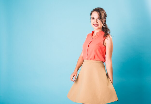 Foto retrato de hermosa mujer joven sonriente alegre en azul