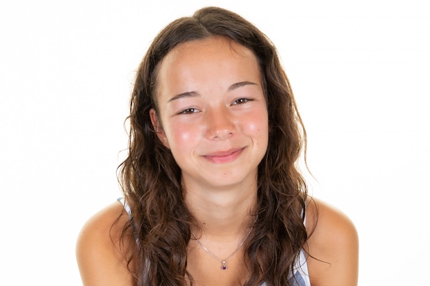 Retrato de hermosa mujer joven sonriente sobre fondo blanco