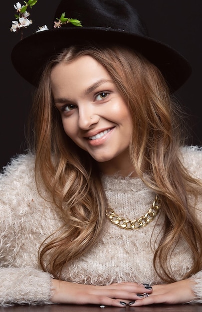 Foto retrato de una hermosa mujer joven sonriente