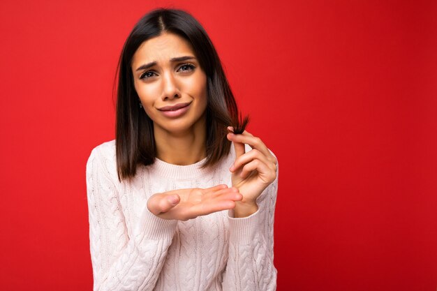 Retrato de hermosa mujer joven triste tocar el pelo corto y tener puntas abiertas