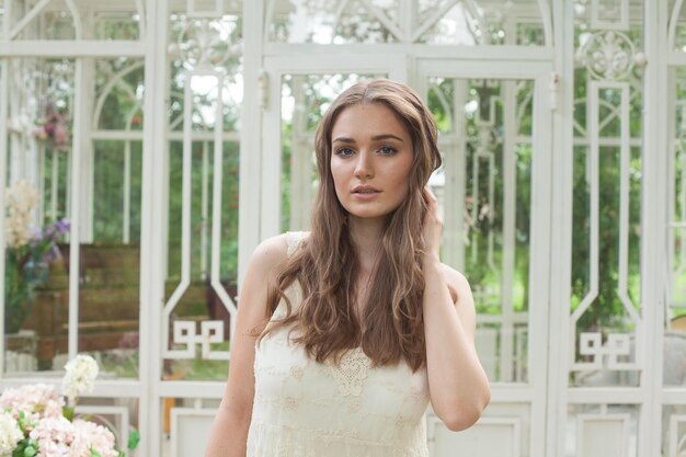 Foto retrato de una hermosa mujer joven con un vestido blanco