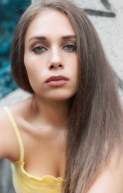 Foto retrato de una hermosa mujer joven