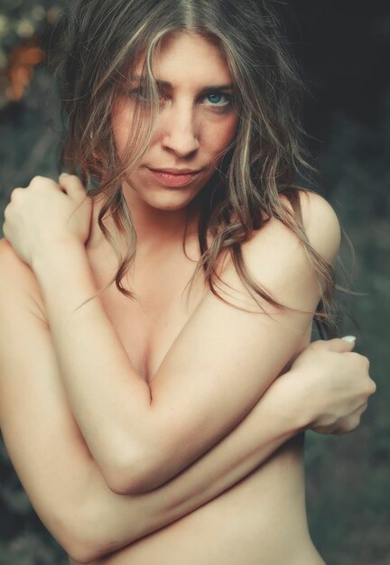 Foto retrato de una hermosa mujer joven