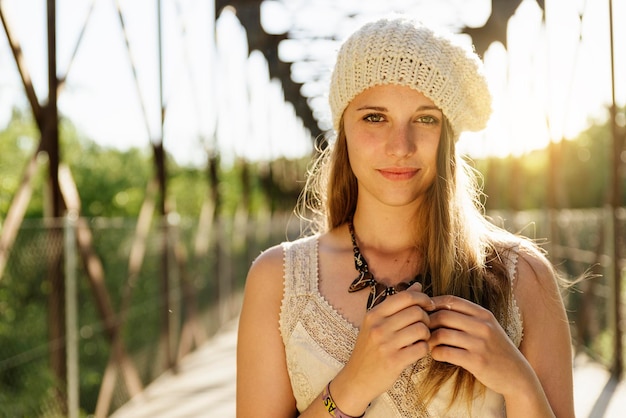 Foto retrato de una hermosa mujer joven