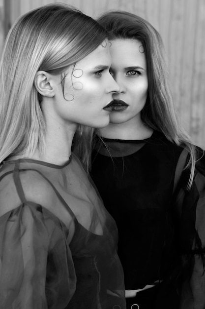 Retrato de una hermosa mujer joven