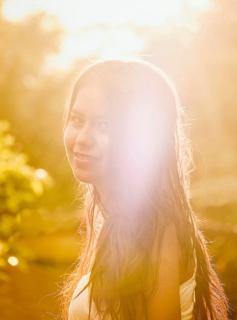 Retrato de una hermosa mujer joven