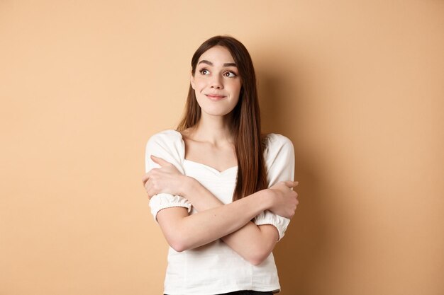 Foto retrato de una hermosa mujer joven