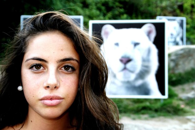 Foto retrato de una hermosa mujer joven