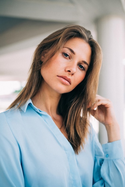 Foto retrato de una hermosa mujer joven