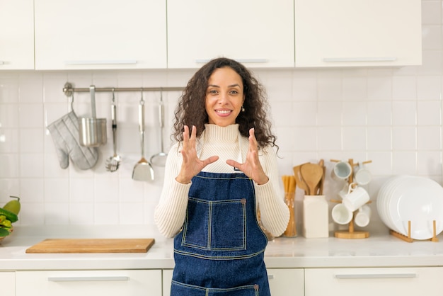 Foto retrato hermosa mujer latina en la cocina