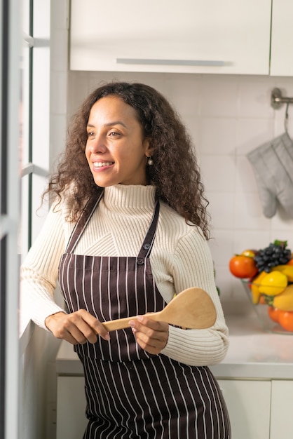 Foto retrato hermosa mujer latina en la cocina