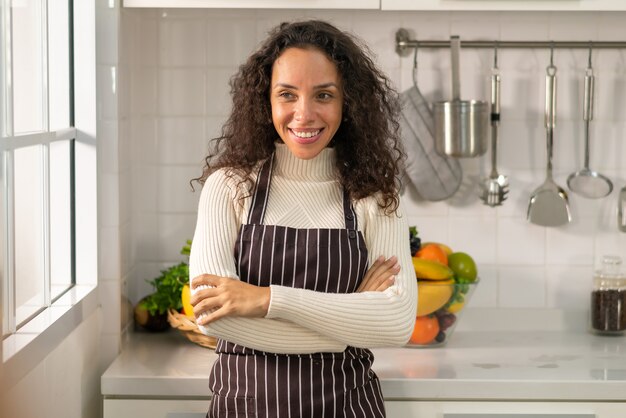 Retrato hermosa mujer latina en la cocina