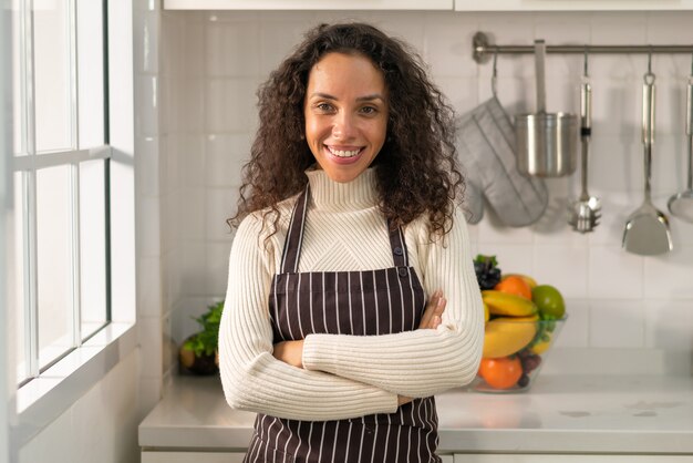 Retrato hermosa mujer latina en la cocina