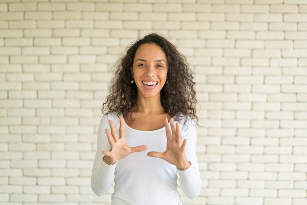 Foto retrato hermosa mujer latina con sonrisa y sentimiento feliz