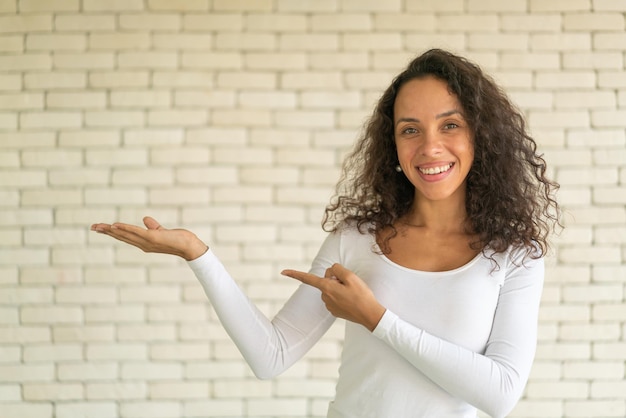 retrato hermosa mujer latina con sonrisa y sentimiento feliz