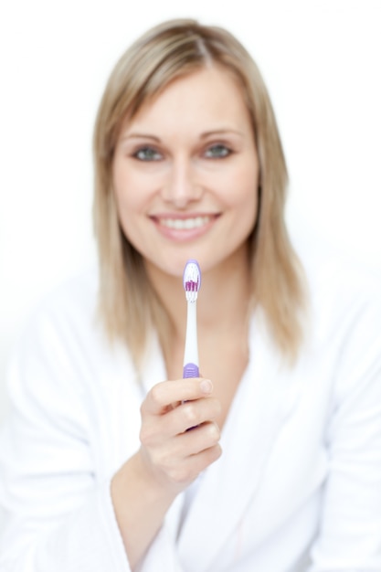 Retrato de una hermosa mujer limpiándose los dientes