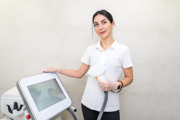 Retrato de una hermosa mujer maestra de depilación láser en un salón de belleza