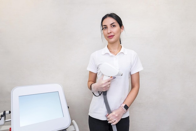 Retrato de una hermosa mujer maestra de depilación láser en un salón de belleza