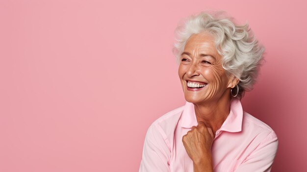 Foto retrato de una hermosa mujer mayor de 39 años sonriendo con dientes blancos y rectos sanos en primer plano sobre un fondo rosa con espacio para el texto