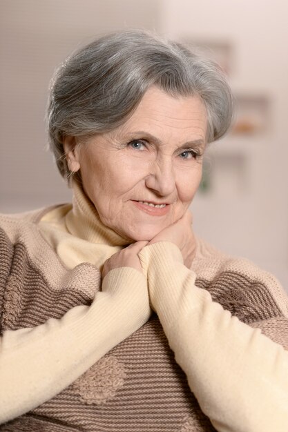 Retrato de hermosa mujer mayor en casa