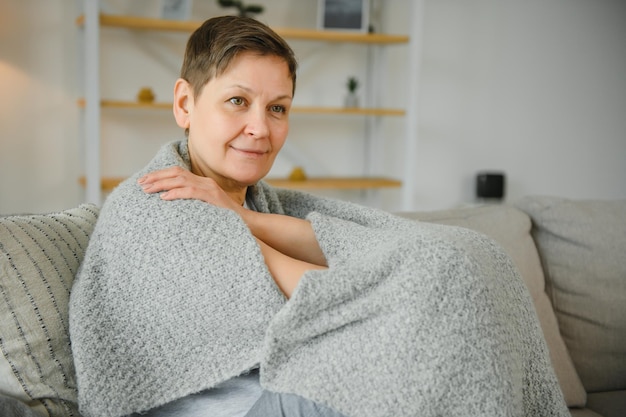 Retrato de una hermosa mujer mayor sonriendo en casa