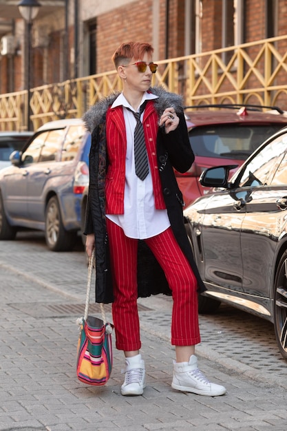 Retrato de una hermosa mujer de mediana edad en un traje rojo en la calle