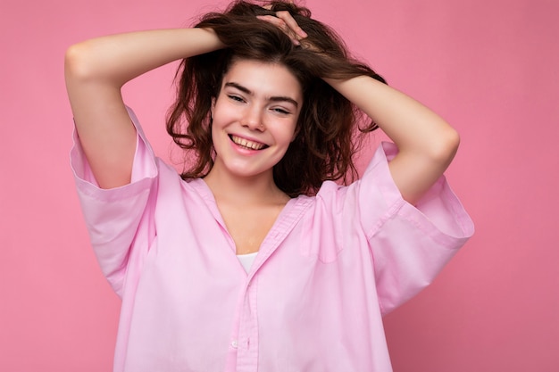 Retrato de hermosa mujer morena joven sonriente linda alegre positiva en elegante camisa aislada