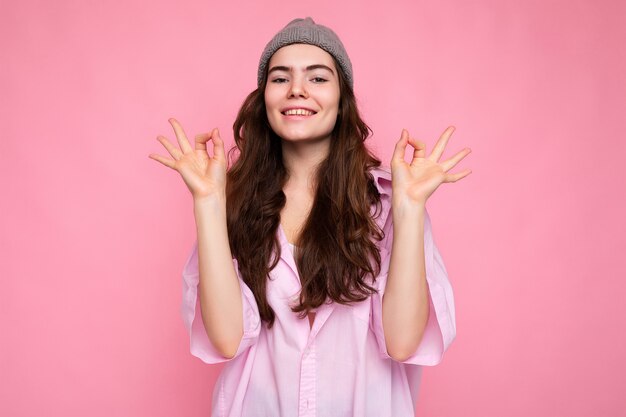 Retrato de hermosa mujer morena joven sonriente linda alegre positiva en elegante camisa y