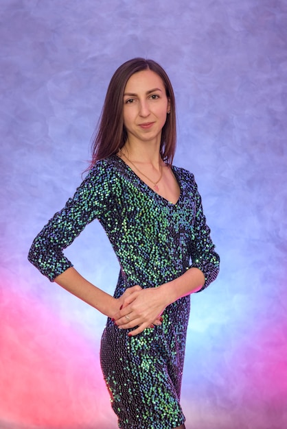 Retrato de hermosa mujer morena en vestido de noche brillante